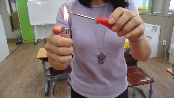 (2) 라이터로 송곳을 뜨겁게 달군다